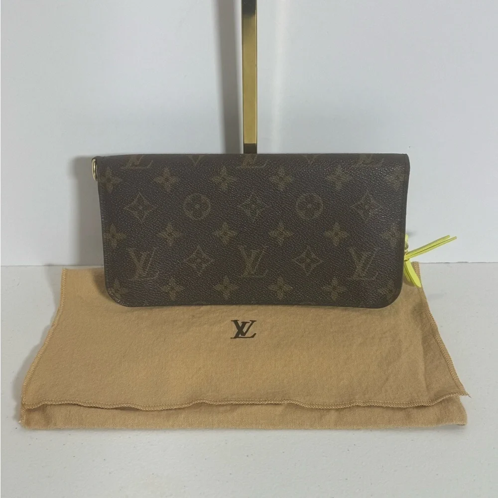 AUTHENTIC Louis Vuitton Brown Monogram Clutch